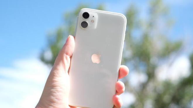Her ne kadar iPhone 8'e benzeyecek olsa da kamera asndan bir fark olacak. entiksiz bir ekran tasarmyla piyasaya srlecek olan iPhone SE 2'de Touch ID teknolojisi de kullanlacak ve arka yznde de tek sensrl bir kamera yer alacak.