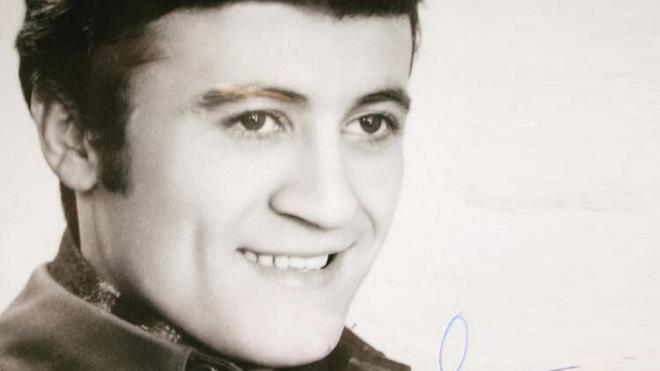 Salar yana taranm, zerine gmlek... Vesikalk fotoraf iin objektif karsna geen bu gen adam tanyabildiniz mi?