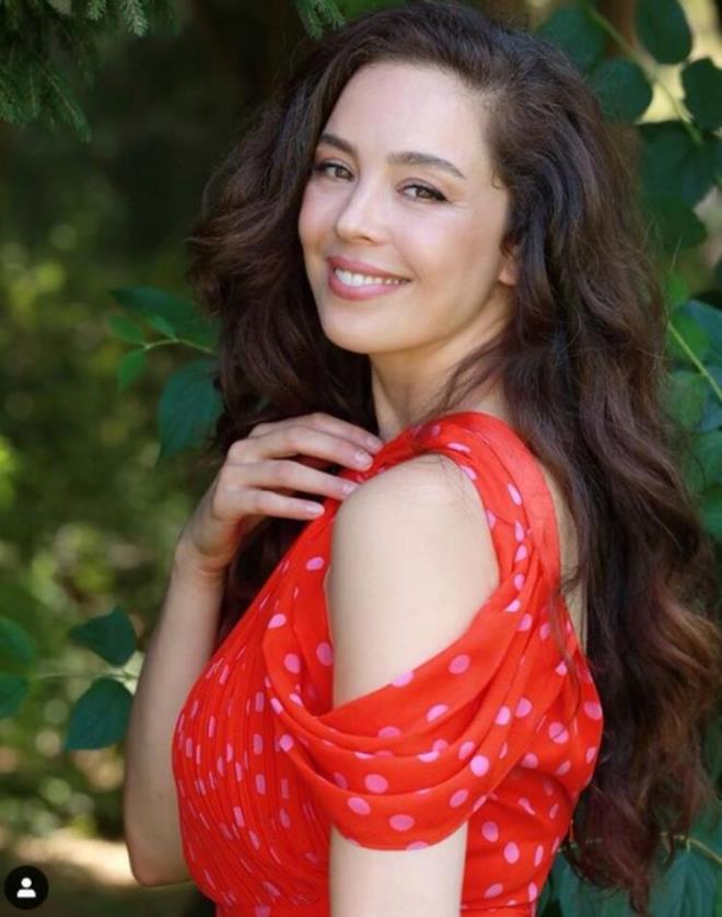 Fotoraftaki kii, gzellii dnya apnda tescilli olan Azra Akn!