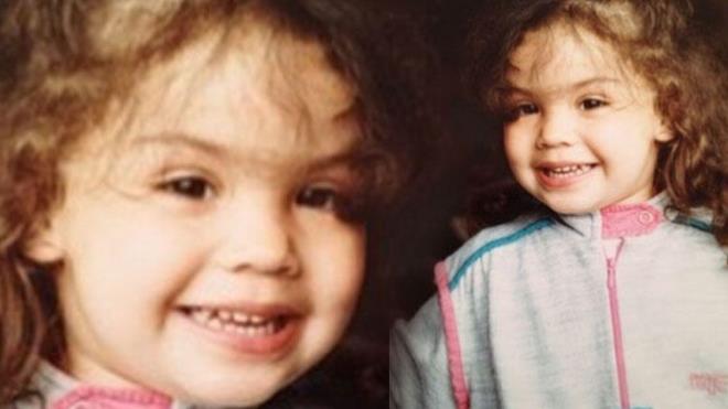 Omuzlarna dklen kvrck salar ile objektife glmseyen bu kz ocuunu tanyabildiniz mi?