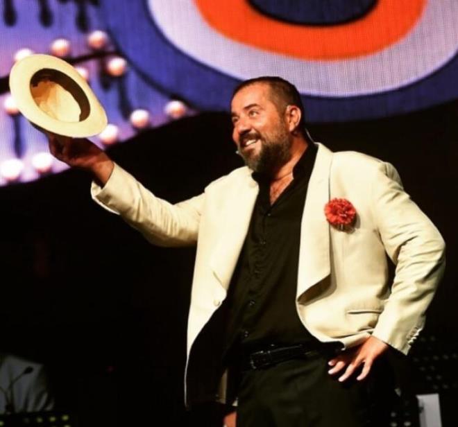 Fotoraftaki kii komedyen Ata Demirer...