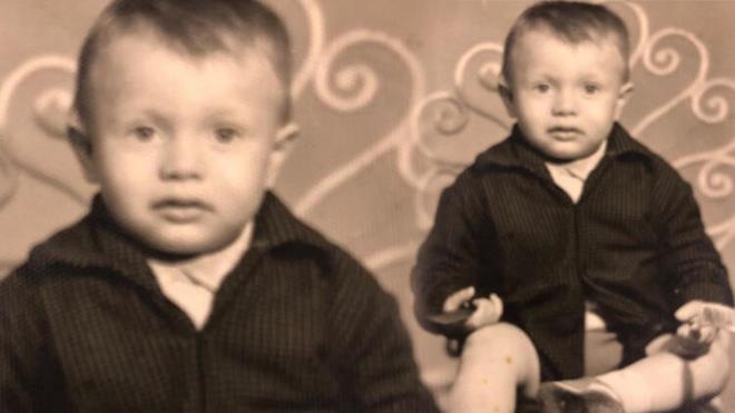 Boncuk boncuk gzleri, kareli gmlei ile fotoraf koltuuna oturan bu kk ocuu tandnz m?