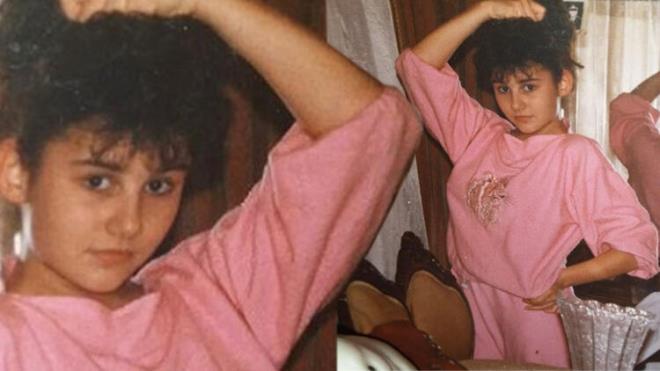 Pembe eofmanlar ile dalga dalga salarn tutarak objektife poz veren bu kz tanyabildiniz mi?