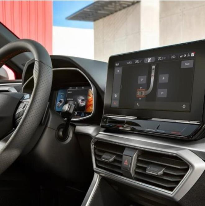 Leon hatchbackin boyutlar 4.368 milimetre uzunluk, 1.800 milimetre genilik ve 1.456 milimetre oldu. Halefine gre 86 milim daha uzayan Yeni Leon 16 milimetre darald ve 3 milimetre de daha alak hale getirildi. Bu sayede daha spor grnm kazandrlmak istendi.