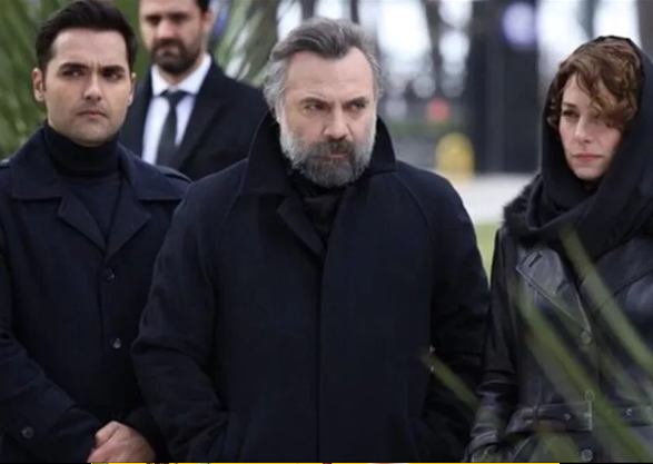 Sanem elik'in diziye dahil olmasnn ardndan ise bu sezon dahil olan devlet tiyatrosu oyuncusu Murat zben, son blmde diziden ayrld.