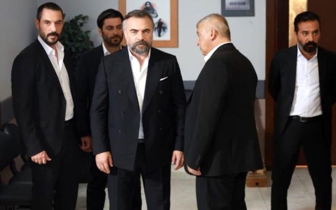 ATV ekranlarnn en uzun soluklu dizisi Ekya Dnyaya Hkmdar Olmaz dizisinde oyuncu hareketlilii hz kesmeden devam ediyor. Naz Elmas'n diziye veda etmesinin ardndan Deniz akr'n dnecei iddias ortal kartrmt ki izleyici hsrana uramt. Dizideki kadn oyuncu eksiklii Sanem elik'in dahil olmasyla giderilmiti.