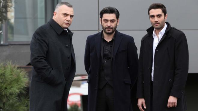 Ynetmenliini Onur Tan'n stlendii, barollerinde Oktay Kaynarca, Ozan Akbaba, Yunus Emre Yldrmer, Mustafa stnda, Hseyin Avni Danyal, Burak Sergen'in rol ald Ekya Dnyaya Hkmdar Olmaz'a Sanem elik ve Olcay Yusufolu'nun ardndan gelen Blent etinaslan, yeni imajyla da dikkat ekiyor.