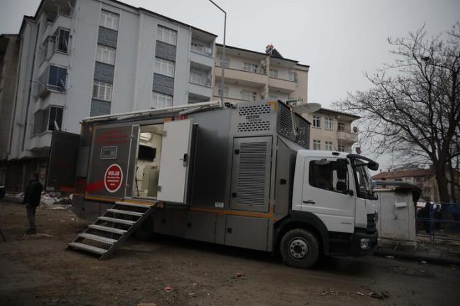 AFAD: 62 kiinin tedavisine devam ediliyor  AFAD&#8217;dan yaplan yazl aklamada, Elaz merkezli 6.8&#8217;lik depremin ardndan hayat normale dndrmek iin yrtlen iyiletirme almalarnn devam ettii bildirildi. Enkazlardan 45 kiinin sa, 41 kiinin ise hayatn kaybetmi olarak karlmas ile arama kurtarma almalarnn tamamland belirtilerek, "Depremin ardndan hastanelere bavuran 1607 vatandamzdan 1546&#8217;s taburcu edilmi, 8&#8217;i youn bakm altnda olan 62 vatandamzn tedavisi devam etmektedir" denildi.