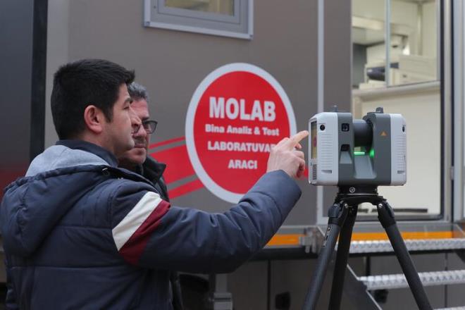 &#8217;OLAY YERNDE HIZLICA TARAYABLYORUZ&#8217;  Sistemin ayrntlarndan bahsedenAfet Koordinasyon Daire Bakan Serta Teksin, "Bu ara 2019 ylnda Kartal&#8217;da yklan ve 21 vatandamzn hayatn kaybettii olaydan sonra evre ve ehircilik Bakan Murat Kurum&#8217;un tasarm ve fikir babaln yapt bir aracmz. Bu ara vastasyla biz herhangi bir acil durumda iindeki btn cihazlarla olay mahalline intikal ediyoruz ve zemin, beton, demir hatta demirdeki korozyon gibi btn zelliklerini iindeki cihazlarla herhangi laboratuvara gitmeden olay yerinde hzlca tarayabiliyoruz."