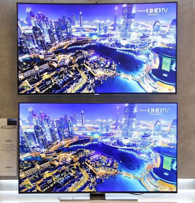 Kavisli mi, Dz m?<br>    Getiimiz yllarda birok markann kavisli TV modellerini grdk. Ancak 2017 itibariyle bu modellerin saysnda bir azalma var. Kavisli ekrana sahip televizyonlarn artlar olduu kadar baz dezavantajlar da var. Byk boy bir TV alyorsanz ve ekrana yakn oturacaksanz kavisli ekranlarn evde sinema salonu gibi bir etki yaratt doru. zel tasarmlar sayesinde bu televizyonlarn kelerindeki grntler dz olanlara gre ok daha keskin. Kavisli ekranlara hafif ayla bakldnda renk ve kontrast kayb az oluyor. Ayrca bu ekranlarda yansma da dz ekrana gre az.te yandan kavisli ekran byk deilse, tam kardan ve uzaktan izlerseniz dz bir ekranla arasnda ok da byk bir fark olmadn sylemek gerekiyor. Kavisli ekrann avantajlarndan yararlanmak iin odanzn ve kurulumunuzun ona gre olmas art. Ayrca kavisli ekranlarda grntlerin kelerden ektirilmi gibi gzkt durumlar da yaanabiliyor.