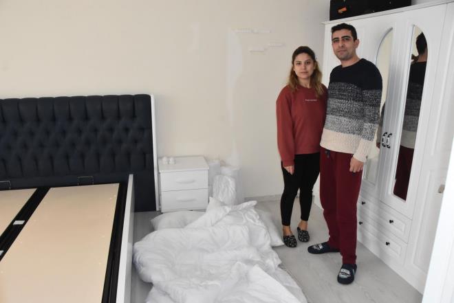 Belirtilen teslim tarihine kadar online alveri sitesinin rn kargo irketine ulatrmad halde kn yaptn iddia eden ift, yaanan gecikmeye ramen yata teslim almay bekledi. Yeni bir eve tandklar iin yaplan adres deiiklii hakknda defalarca kargo irketini telefonla arayarak uyaran ift, bir gn 'rnnz teslim edildi' yantyla akna dnd.