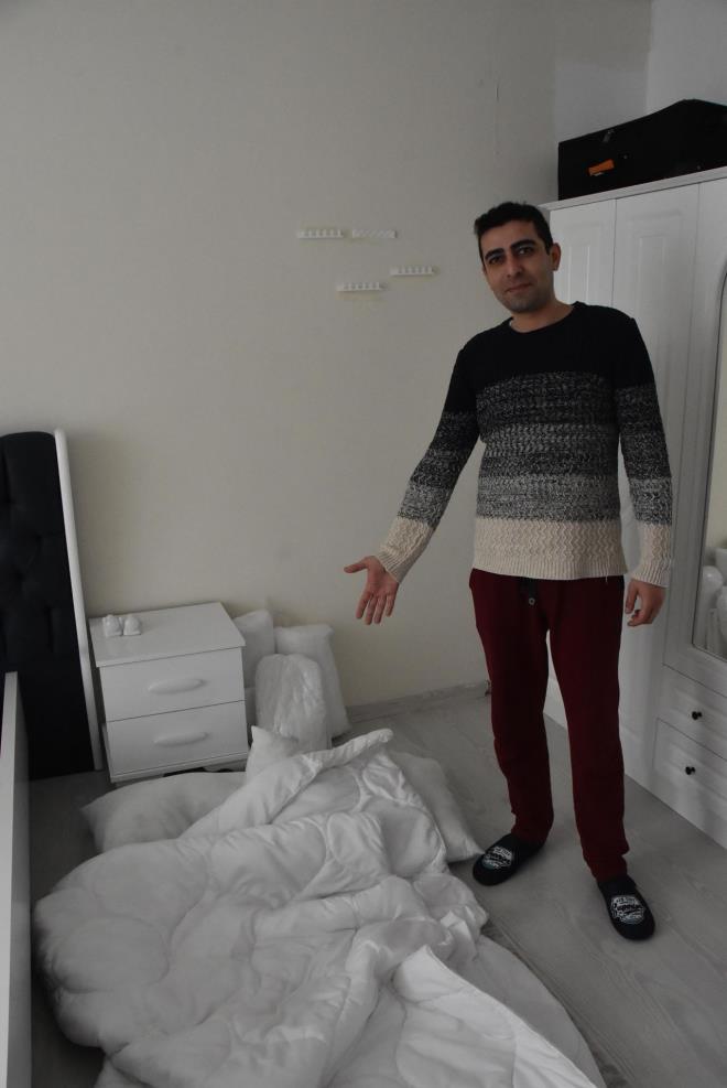 "Siz teslim aln, kendisine verirsiniz"<br>    zmir'in Bornova ilesinde daha nce oturduklar apartmann altnda bulunan bir kafedeki garsona yataklarnn teslim edildiini renen zgr Deniz Huri, "Bu durumu renince garsonla iletiime getim. Ona 'Biz bunu buraya kadar getirdik. Alcnn zerinde bir kadn ismi yazyor, kadnn ift kiilik yata tamas zor olur. Siz teslim aln, kendisine verirsiniz' dendiini rendik. Kargo irketinin adreste alcy bulamamas durumunda rn ubeye geri gtrmesi bir zorunluluktur. Yata garsona teslim etmiler. Bir gn sonra geri almlar. Ancak evrakta 'teslim edildi' gzkt bize de teslim edemiyorlar. Biz gnlerdir eimle yerde yatyoruz. Uykusuz kalyoruz, gece yoruz ve ciddi bel arlarmz olumaya balad. Yatamzn hala nerede olduu belli deil. Online alveri yznden biz madur olduk, bakalar dikkatli olsun" dedi.