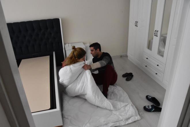 Kargoyu da bir senkron sknts olursa diye defalarca arayarak uyardm  <br>  Yeni tandklar eve internetten birok rn aldklarn syleyen zgr Deniz Huri, "Aldmz rnlerin hibiri belirtilen tarihte gelmedi. En byk sorunu ise yatak da yaadk. Yeni ev tutma srecinde olduumuz iin adres deiiklii durumunda herhangi bir problem olmayacan sylediler. Ayn 4'nde k yaplaca iin ben ayn 3'nde yeni evin adresini tebli ettim, hatta kargoyu da bir senkron sknts olursa diye defalarca arayarak uyardm. Bize verilen takip numaralar ile ayn 4'nde rnmn k yapldn grdm. Kargoyu aradm bu durumu sordum. Kargo rnn onlarda olmadn syledi. Orada ok oldum. retici firmay aradm. Ayn 4'ne kadar knn yaplmazsa benim param iade etmek zorunda olduklarn ve younluk yaadklarn sylediler. Bahanesi ise kargo firmasnn aracnn kk olmasym. Bu usulszlktr. Benden paray alrken ben size eksik para m veriyorum? Ben hizmet istiyorum" diye konutu.