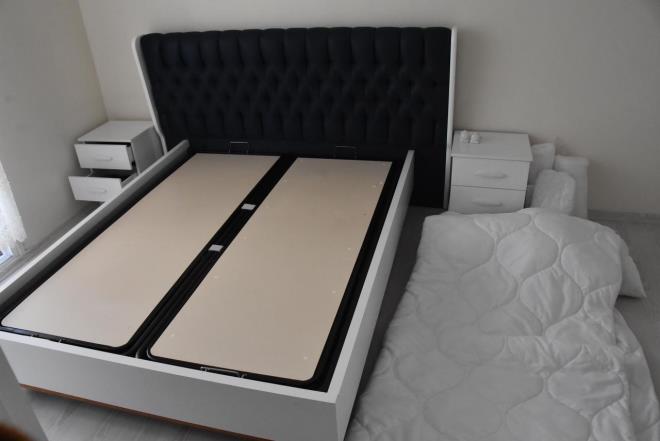 Herkes topu birbirine atyor<br>    rnlerinin kafe alanna teslim edildiini renince ikinci bir ok yaadklarn syleyen Huri, "rnm kafedeki garsona teslim ettikten sonra, rn 'teslim edildi' olarak gzkt iin bana tekrar teslim edemeyeceklerini sylediler. Kargocu beni arayarak 'Ortak bir yerde bulualm' dedi. Kabul etmedim. 11 defa ikayet formunda bulundum. Hepsinin yuvarlak konumalar ayn. Kimseye derdimi anlatamyorum. Herkes topu birbirine atyor. u an yata garsondan geri almlar ve ubeye geri gtrmler diye duydum ama yatan hala nerede olduu belli deil. Ben yerde yatyorum. Bel arlarmz oluyor. Bundan sonra hukuksal sreci balatacaz. Biz hala bir an nce yatamz gelsin diye urayoruz" dedi.