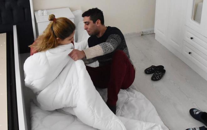 zmir'de, 5 ay nce evlenen zgr ve Glay Huri ifti, Karyaka semtinde bulunan yeni bir eve tannca ev eyalarn da internetten satn ald. Popler bir online alveri sitesinden 31 Aralk tarihinde ift kiilik ortopedik yata 1059 TL karlnda satn alan ift, rnn son teslim tarihi olan 7 Ocak'a kadar ulatrlmasn bekledi.