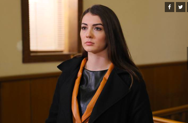 stanbul&#8217;un ok eski tekstilcilerinden olan Yiiter ailesinin yakkl ve apkn olu Kerem ile Keremlerin atlyesinde ii olarak alan Aye'nin komik ak hikayesini anlatan Afili Ak dizisinin barollerinde. alar Erturul, Burcu zberk  gibi gen isimlerim yan sra Altan Erkekli, Nee Beykent gibi usta oyuncular da var.