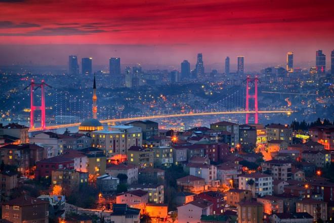 "Duygu Atlası"yla İstanbul'daki mekanların duygu haritası çıkarılarak, kişilerin hissetmek istedikleri duyguyu en iyi yansıtan adreslere "duygu turizmi" gerçekleştirmesi hedefleniyor.<br>    Kültür ve Turizm Bakanlığı, Fatih Sultan Mehmet Vakıf Üniversitesi, İstanbul Büyükşehir Belediyesi Kültür AŞ, Türk Hava Yolları ve Turkcell iş birliğiyle hazırlanan uygulama, İstanbul Kalkınma Ajansı (İSTKA) tarafından destekleniyor.