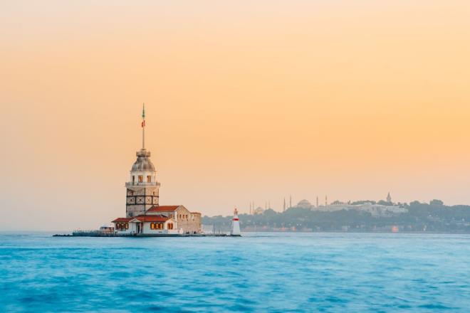 İstanbul'un en hüzünlü, en eğlenceli ve en romantik mekanlarını tek bir uygulamada birleştiren "Duygu Atlası", kullanıcılarına hem yer bildirimi yapma hem de bulundukları yerin kendilerine hissettirdiği duyguyu ifade edebilme fırsatı sunuyor.  <br>  Türkçe ve İngilizce olarak hazırlanan, İstanbul'da pilot olarak uygulanan ve 10 bine yakın kullanıcıya ulaşan uygulamayla 150 bine yakın mekanda duygu paylaşımı yapıldı. Buna göre, İstanbul'un en huzurlu yeri Eyüpsultan, en hüzünlü yeri Karacaahmet, en heyecanlı yeri havalimanı, en romantik yeri Kız Kulesi oldu.