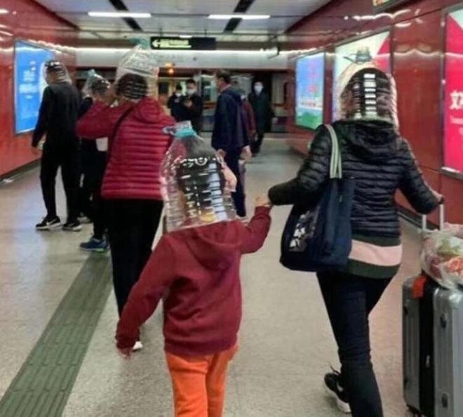 LMLER 200' AMI DURUMDA  in'de, yolcularn yz maskesi giymedikleri takdirde herhangi bir toplu tama aracna binilmesine izin verilmiyor. Coronavirs nedeniyle 200'n zerinde insan yaamn yitirdi.