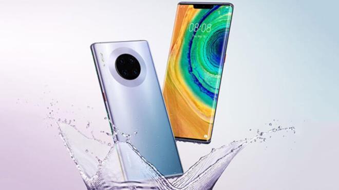 Kutu ierisinde standart olarak 40 watt gcnde bir adaptrle gelen Mate 30, bu konuda Apple&#8217;a yine gol att. Zira iPhone 11 ile birlikte kutuda gelen hzl arj adaptrnn gc 18 watt. Huawei, Mate 30&#8217;u sadece 30 dakika ierisinde %100 arj etme garantisi veriyor. Ek olarak kablosuz arj gc ise 27 watt.