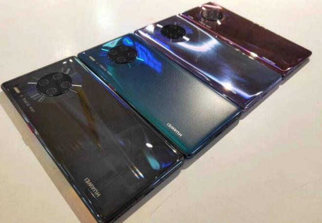 HUAWEI MATE 30 PRO :    Mate 30 Pro&#8217;nun n ve arkas cam yapya sahip. Gorilla Glass 6 teknolojisi ile korunan telefonda IP68 sertifikas da mevcut. IP68 ile birlikte telefon, 2 metre derinlikte yarm saate kadar dayankllk sunabiliyor. Ayrca telefonun boyutlar ve arl, 158.1 x 73.1 x 8.8 mm llerinde ve 198 gram eklinde.Ekranda Mate 30&#8217;a gre biraz daha byk entik yer alsa da yan erevelerin kalnlnn 0 mm&#8217;ye indirildiini gryoruz. 6.53 in boyutunda, 2K+ znrlnde ve 18.5:9 formatnda entikli OLED ekranla gelen telefonun ekran 409 ppi deerinde piksel younluu sunuyor. Ekran DCI-P3 ve HDR10 desteine de sahip.