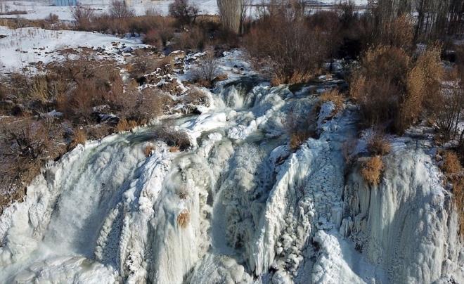 Hava scaklnn sfrn altnda 20 dereceye kadar dt ilede Bendimahi ay zerinde bulunan elalenin bir ksm buzla kapland.
