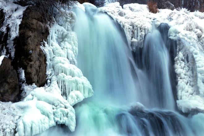 Yln her dneminde farkl gzelliklere brnerek ziyaretilerin ilgisini eken Muradiye elalesi, k aylarnda Pamukkale'deki travertenleri andran grntsyle hayran brakyor.