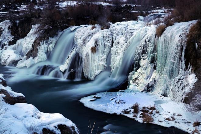 Diyarbakr'dan her sene Van'a gelerek blgeyi gezdiini belirten Mehmet Klolu, zellikle Muradiye elalesi'nin buzla kapl grntsn grmek iin bu mevsimi tercih ettiini syledi.