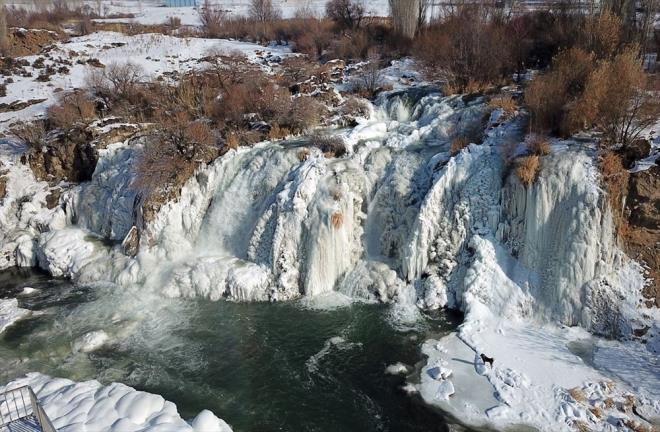 Van'n Muradiye ilesindeki doa harikas Muradiye elalesi, geen hafta yaan karn ardndan balayan souk havann etkisiyle ksmen dondu.