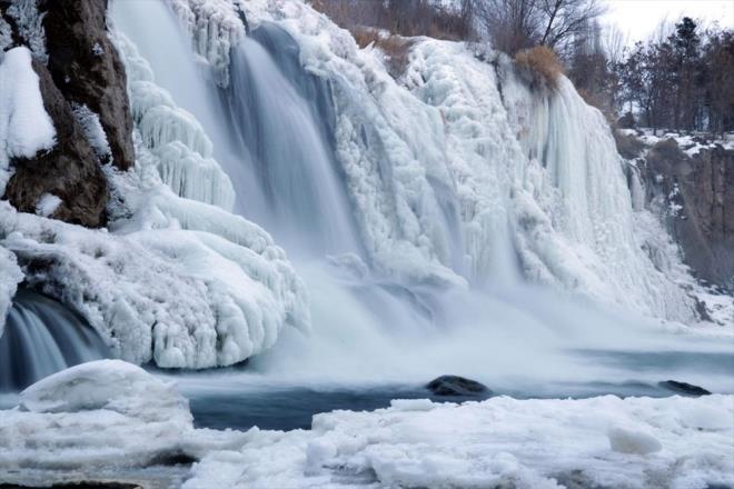 Fotoraf tutkunu Aynur Aytin de donan elalenin muhteem bir grnt oluturduunu belirterek, "Burada adeta kartpostallk grntler elde ettik. elalenin donmu hali bizi ve evreden gelen misafirleri byledi" dedi.