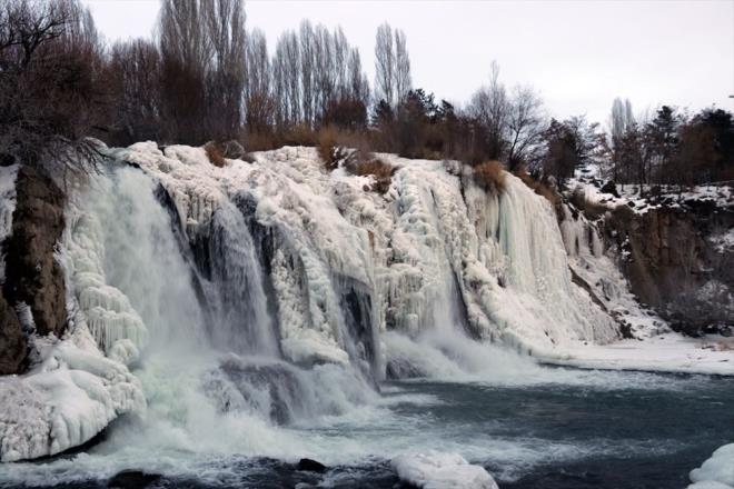 Yaklak 15 metre ykseklikten den elalenin buzla kapl grnts ve souk hava nedeniyle aa dallarnda oluan kra, doyumsuz manzaralar oluturdu.