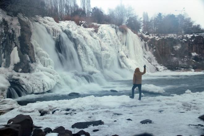 Yaryl tatilin frsat bilen birok vatanda ve fotoraf tutkunu da doa harikas elalenin esiz manzarasn gr grmek iin geldi.