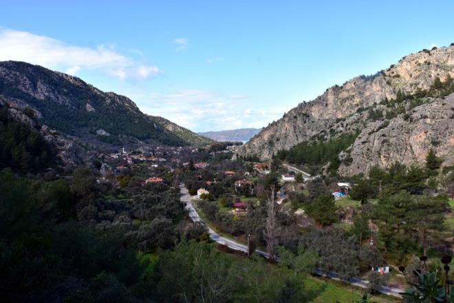 'nce pehlivan ya da boksr' dediler  <br>  Turgut Mahallesi sakinlerinden smail ahin (63), "Buras 'a Baba' trbesi olarak biliniyordu. Adaklar adanyor, dualar ediliyordu. Sonradan bir pehlivann ya da boksrn mezar olduu sylendi. Defineciler tarafndan burada kaak kazlar yapld. Okul yllarmda burada hayr iin datlan yemeklerden yerdim. Mahallemizdeki mezar yry gruplarnn ve turistlerin ilgisini ekiyor" dedi.