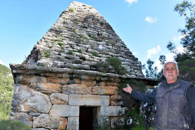 Mousoleum'a benzerliiyle dikkat ekiyor<br>    Ykseklii yaklak 6 metre, ii ise 3 metrekare olan, tavan kubbe eklindeki mezar, dnyann yedi harikasndan biri olan Mousoleum'a benzerliiyle dikkat ekiyor. Farkl mimari tarzyla blgeyi ziyaret eden yerli ve yabanc turistlerin ilgisini eken yap, turizme kazandrlmay bekliyor.