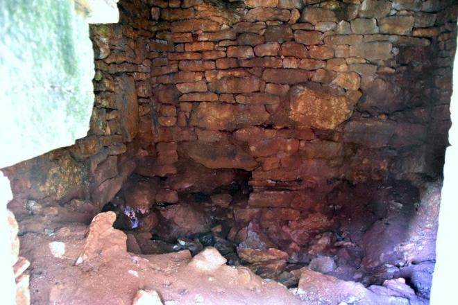 Yaztta ne yazyor?<br>    Piramit mezarn yaztnda eski Yunanca u ifadeler yer alyor:    "Siz beyaz dili hayvanlar, her zaman size ngrlen yerde kaln. nk ben en yukarda her eyi gzetleyeceim ki hibir korkak adam gelip de mezara zarar vermesin. nk bu, savata len 'Diagoras' isimli bir adamn ve rnek ocuklar yetitirmesiyle kocasna sadakat anlayyla herkesten stn, babasnn Aristomakha olarak isimlendirdii tanrlarla kyaslanas karsnn mezardr."