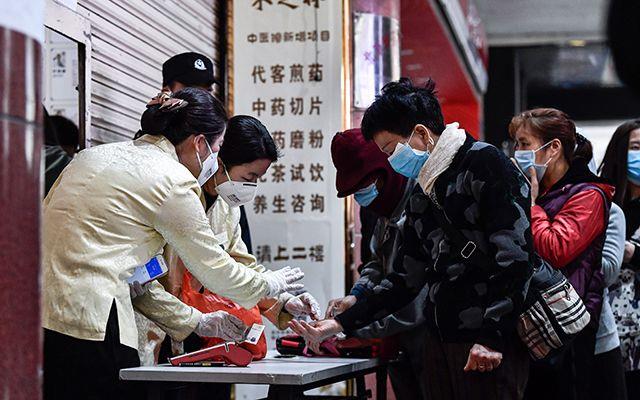 Yeni virslerin yzde 70'i vahi yaam kaynakl<br>    AFP'ye konuan ABD Vahi Yaam Koruma rgtnn Salk Program Genel Direktr Christian Walzer tm yeni enfeksiyon hastalklarnn yzde 70'inin vahi yaam kaynakl olduunu belirterek unlar sylyor:  <br>  "Vahi yaam pazarlar daha nce hi karlamadmz virslerin dnm geirerek yaylmas iin bulunmaz bir ortam salyor. Sadece yeni virsleri tespit etmek iin kaynak harcamak yeterli deil. Daha nemli olan bu virslerin barndklar doal ortamdan nasl tamay baardklar, hangi sebeplerle mutasyon geirip farkl trlere bulatklar ve nelerin metabolizmalarn hzlandrarak oalma sresini ksalttn bulmamz lazm." (Serta Aktan - Euronews)