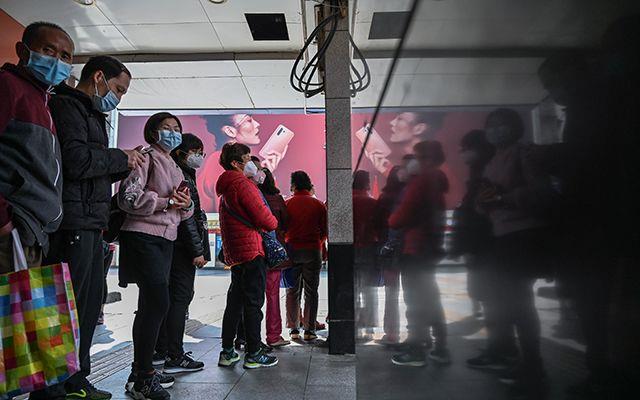 Huanan pazarndaki ve dier pazarlardaki hayvan satlarnn karantina balad gne kadar ayn ekilde devam ettii ve ilk nlemlerin alnmasnda ge kalnd biliniyor. Virsn '2019 Novel Koronavirs' (2019-nCov) olarak bilinen en erken eklinden etkilenen ilk kiiler de pazarda alanlar oldu.