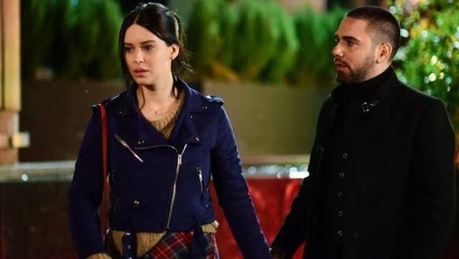 ki sezondur TRT 1 ekranlarnda yayn hayatna devam eden Kadir Doulu, Devrim zkan ve Mehmet zgr'n barolnde olduu Vuslat dizisi ekranlara veda ediyor.