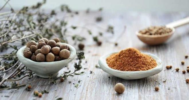 Kanser nleyici zelliklere sahiptir.<br>    Muskat, kanseri nlemeye yardmc olabilecek kemopreventif zelliklere sahiptir. Kk hindistancevizinin iindeki kimyasal miristisin, kanser hcrelerinin bymesine ve lseminin metastazna kar savamaya yardmc olabilir.