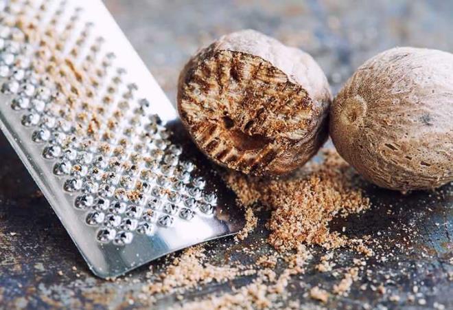 Muskat cilt iinde nerilir.<br>    Cildiniz iin harikalar yaratabilecek doal bir rn aray iindeyseniz muskat not aln. Muskat antimikrobiyal ve anti-enflamatuar zellii sayesinde cildin salkl kalmasna, esnek kalmasna ve siyah noktalardan kurtulmaya yardmc olur. Muskat erken yalanmay geciktirmede de yardmc olabilir. Bu baharat cildiniz iin kullanmann en iyi yolu, toz halinde bal ile kartrmak ve cildinizi nazike ovalamaktr.