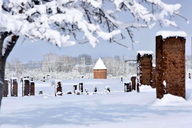 Kar ya sonras Ahlat&#8217;n tarihi mekanlarnn karla btnleen gzelliklerini fotoraflamak iin Ahlat&#8217;a gelen doa ve manzara fotorafs Abdlrdvan Kulu, &#8220;Dn akam Bitlis blgesinde youn bir kar ya vard. Bu yan ardndan Ahlat&#8217;ta gzel fotoraflar ekebileceimizi dnerek Ahlat&#8217;a geldik.