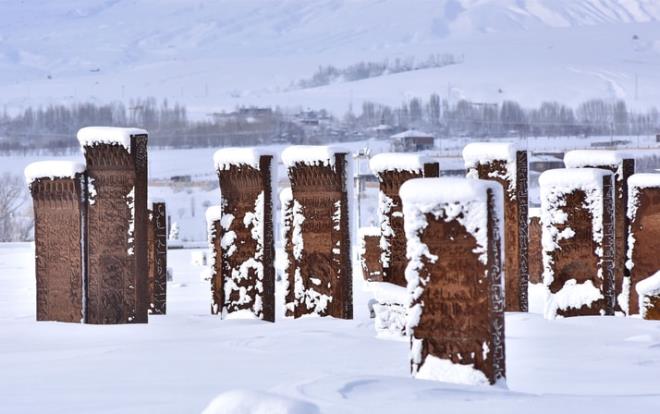 Kar ya sonras beyaz rtye brnen Ahlat&#8217;taki tarihi mekanlar drone ile havadan grntlendi. Karla ayr bir gzellie brnen ve UNESCO Dnya Kltr Miras Geici Listesi'nde yer alan dnyann en byk Trk slam Mezarl olma zelliine sahip Seluklu Meydan Mezarl, kubbeleri beyaza brnen tarihi kmbetler, Bayndr Kprs ve elalesi ile iledeki birok tarihi mekan kar ya sonras kartpostallk grntler oluturuyor.