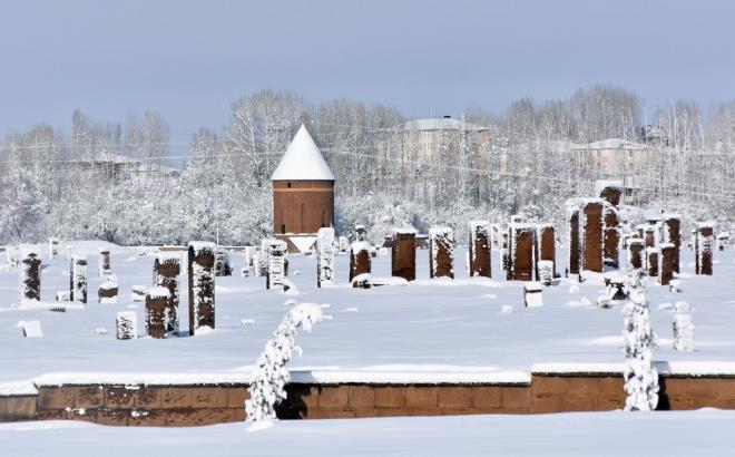 Anadolu&#8217;nun Orhun Abideleri olarak da adlandrlan 210 dnmde kurulu Ahlat Seluklu Meydan Mezarlndaki mezar talarnn zerindeki yazlar; kabartmalar, nak ve ilemeler, kar ya sonras ziyaretilerini hayran brakan bir gzellie brnyor.