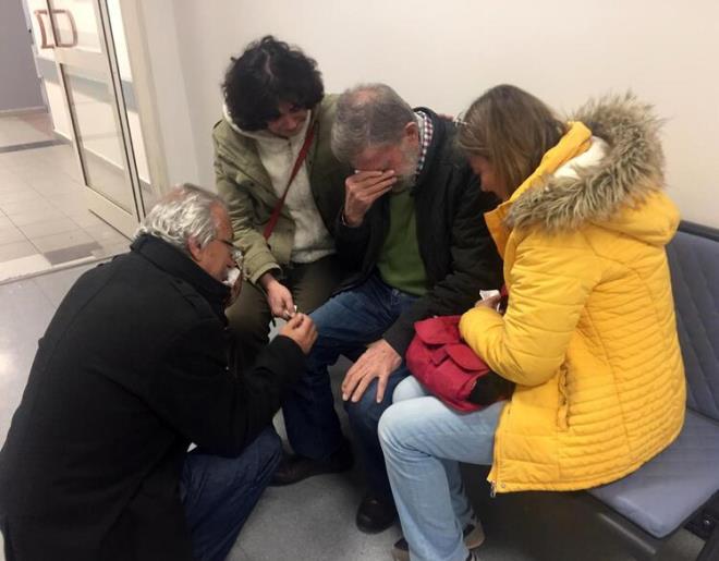 ERDEK&#8217;TE TOPRAA VERLECEK  Kumral kran Kurteli&#8217;nin cenazesi, Uncal Mezarl&#8217;na gtrld. Uncal Mezarl&#8217;nda dost ve yaknlarnn taziyelerini kabul eden Ahmet Mekin, "Evimin direi, kzlarmn, gelinlerimin, torunlarmn her eyiydi, byle bir lm hak etmemiti" diyerek, gzya dkt. Kumral kran Kurteli&#8217;nin cenaze aracna konulmasna dayanamayan Mekin, aratan uzak durmaya alt. Kz Zeynep Geven, cenaze aracna konulan annesinin tabutuna son kez dokunup, gzya dkt.