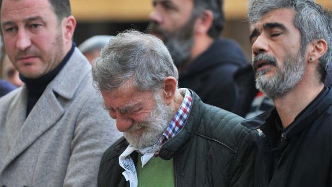 Trk sinemasnn emektar oyuncularndan, &#8217;Altn Portakal&#8217; dll Ahmet Mekin&#8217;in (Kurteli) (88), kanser tedavisi grd hastanede, dn hayatn kaybeden ei Kumral kran Kurteli (82), Balkesir'in Erdek ilesinde klnan cenaze namaznn ardndan topraa verildi.