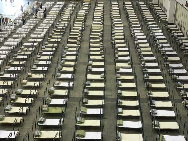 Pekin hkmetinin virs salgnn durdurmak adna en nemli hamlelerinden biri hzla ina edilen salk merkezleri ve hastaneler.Bu abaya bir rnek daha fotoraflara yansm oldu. Coronavirsnn doduu yer olan Wuhan'da bir sergi merkezi hastaneye dntrld.