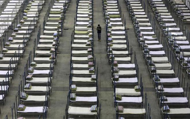 in Corona virs ile bu binalarda savaacak! lk kez grntlendi  <br>  Dn coronavirsnde en lmcl gn yaand. l says 425'e ykseldi. in'in coronavirs eylem plannda en nemli faz olan geni kapasiteli hastaneler birer birer alyor. Gelen son dakika bilgisine gre, Wuhan'da bir sergi merkezi de hastane olarak kullanlacak. Gelen son dakika haberine gre, Pekin hkmeti neredeyse btn ehri hastaneye dntrd.