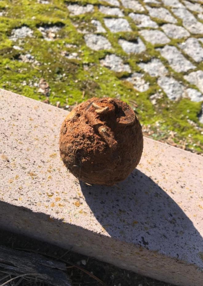 Antn bulunduu alana yakn bir blgede tarihi el bombas jandarmann evre gvenliini salamasnn ardndan kontroll bir ekilde patlatlarak imha edildi.