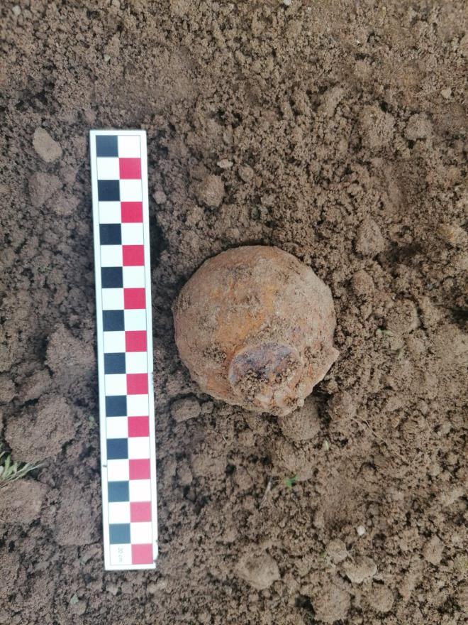 Konu jandarmaya bildirildi. 8 santimetre apndaki tarihi el bombasnn bulunduu alana gelen bomba imha uzman ekibi, bomba imha robotuyla incelemenin ardndan el bombasnn imha edilmesine karar verdi.