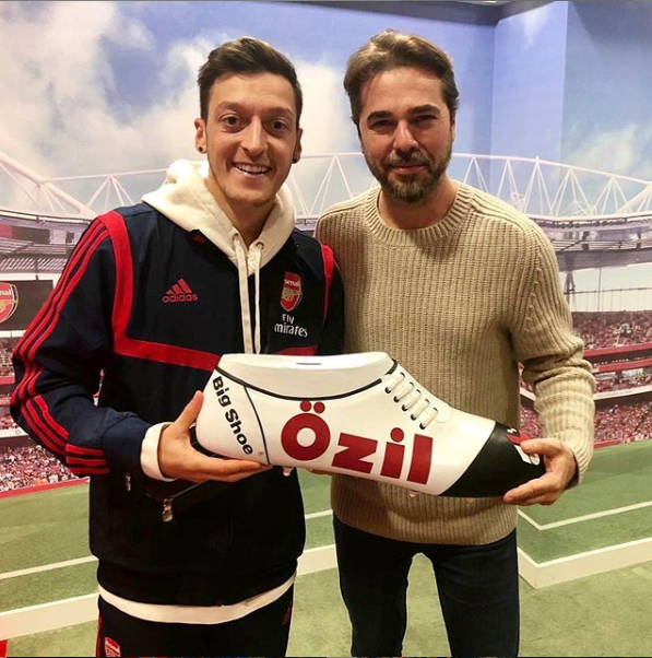 Engin Altan Dzyatan, nceki gn menajeriyle birlikte Zorlu Alveri Merkezi&#8217;nde bulutu. Menajeriyle uzun sre toplant yapp sohbet eden Engin Altan Dzyatan, muhabirlerle karlanca sorular yantlad.